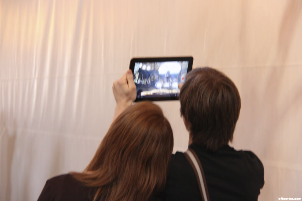 People taking pictures with iPads look really stupid!