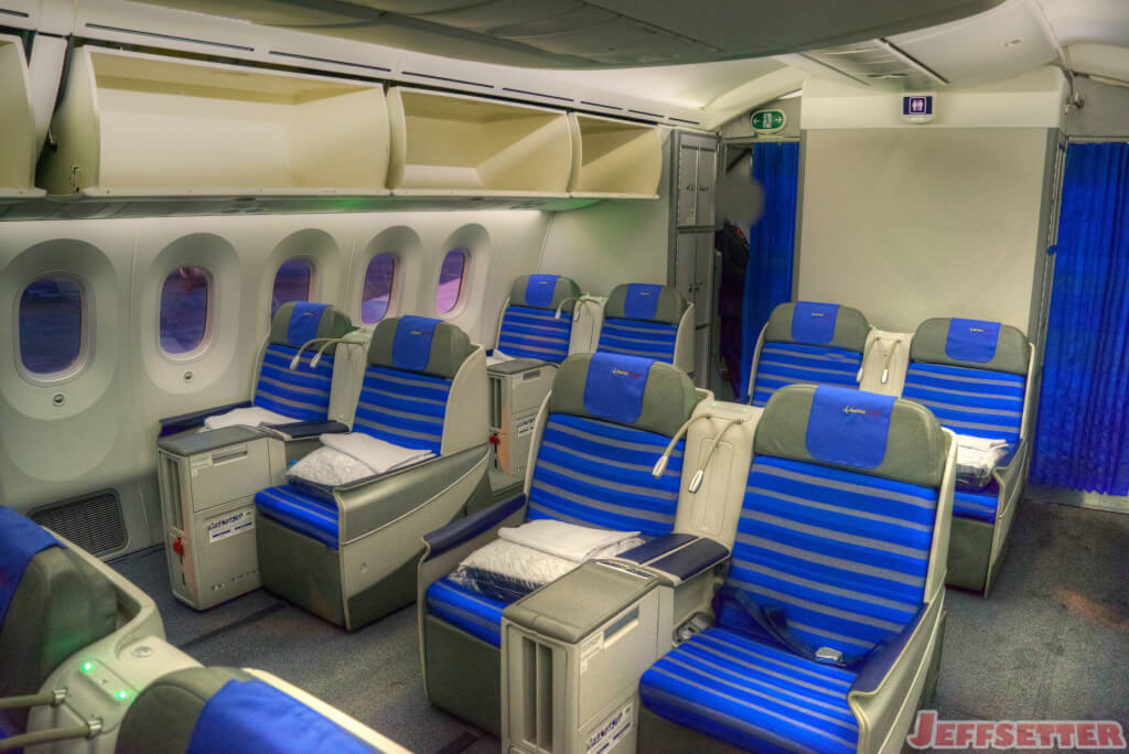 LOT Polish Airlines 787 Dreamliner Business Class Review - Warsaw (WAW) to Chicago (ORD)