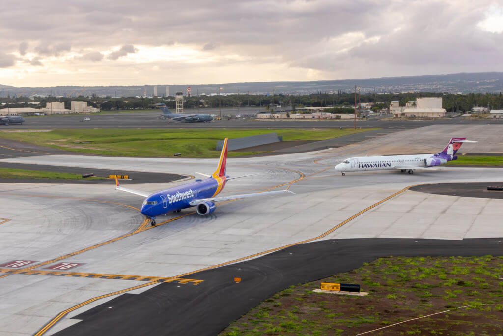 Southwest Boeing 737 and Hawaiian Boeing 717 at HNL