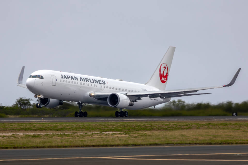 Japan Airlines Boeing 767 rotating off HNL