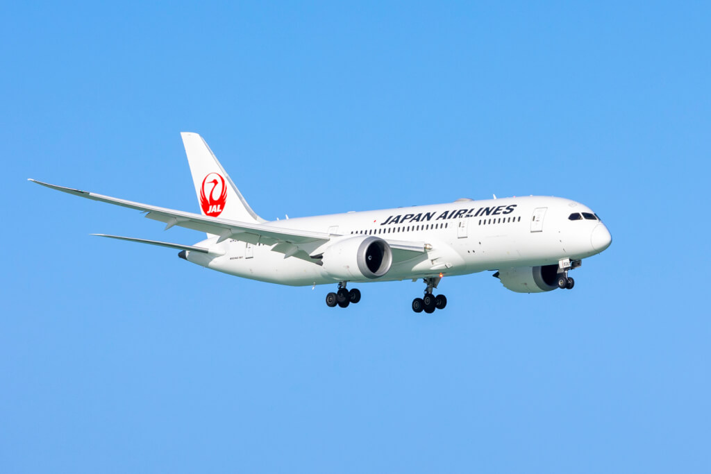 JAL Boeing 787 on Final into HNL