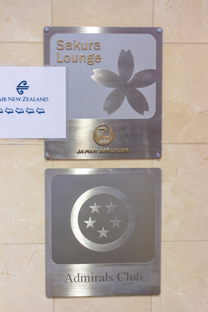 Honolulu Sakura Lounge/Admirals Club sign