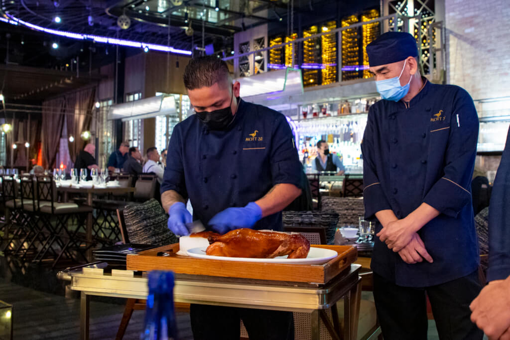 Mott 32 table side duck service