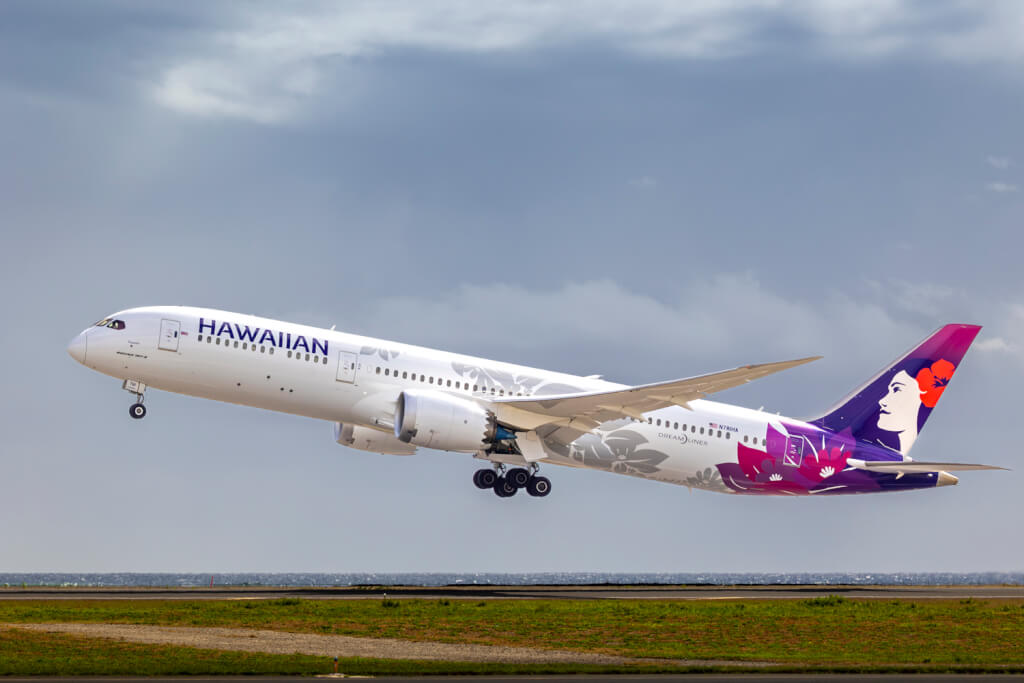 Hawaiian Airlines Boeing 787-9 departing HNL