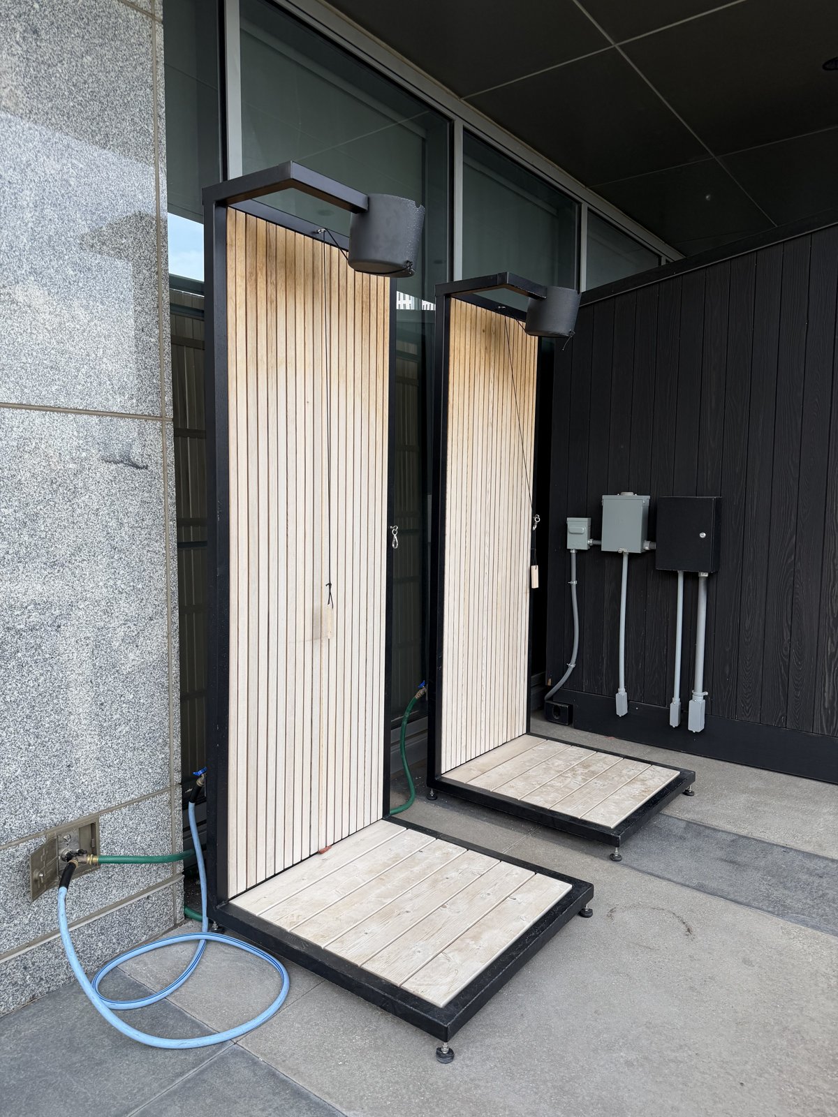 The outdoor showers, a Scandinavian nod