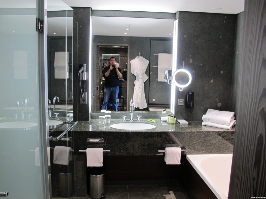 Large and elegantly decorated bathroom Large and elegantly decorated bathroom