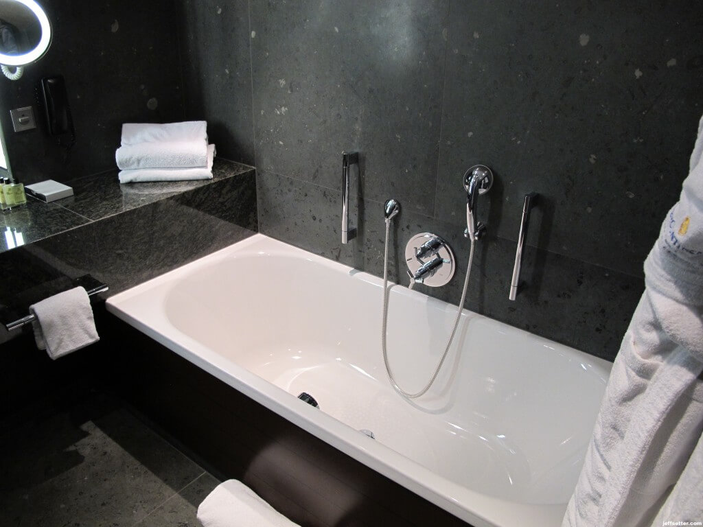 Bath Tub Bath Tub