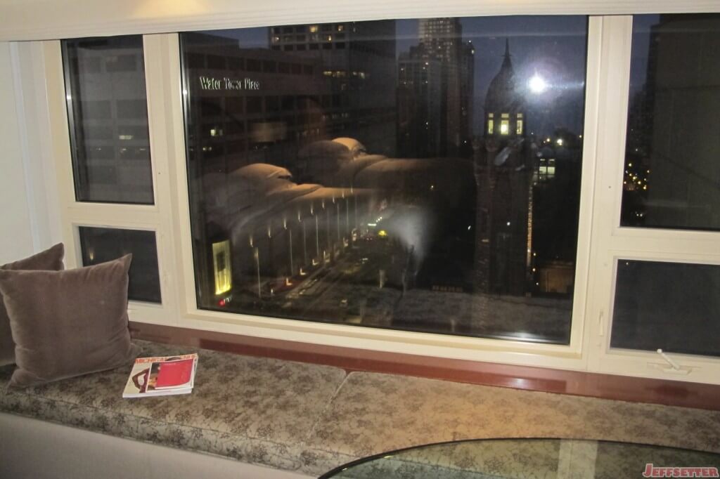 Reading area along the window Reading area along the window