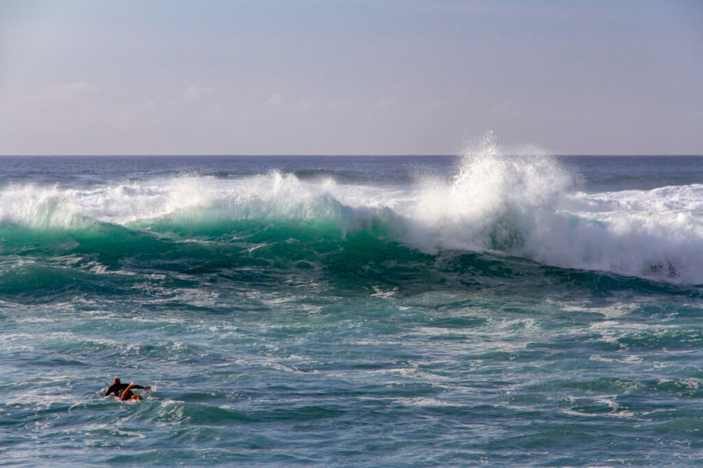 Hawaii Suspends Surfing Competitions