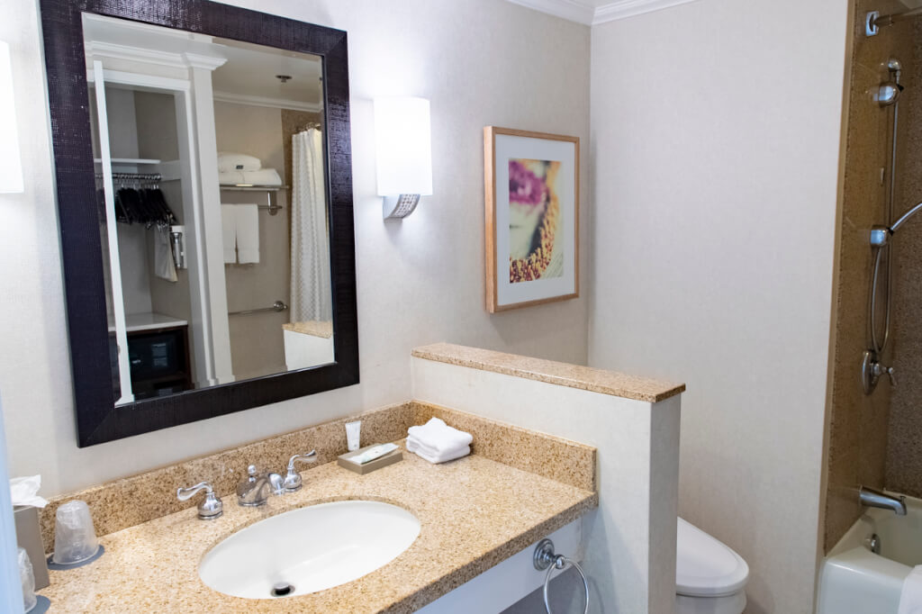 Westin Moana Surfrider Tower room bathroom