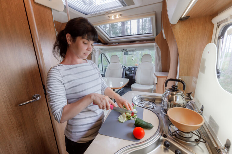 13 Best Dishes And Dish Sets For Your RV (Ranked, Rated & Reviewed)