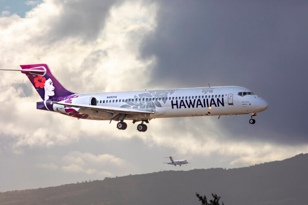 multiple Hawaiian Boeing 717-200 on final descent