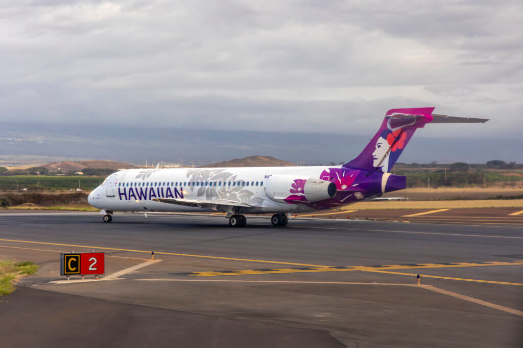 Hawaiian Air Boeing 717 at Kahului