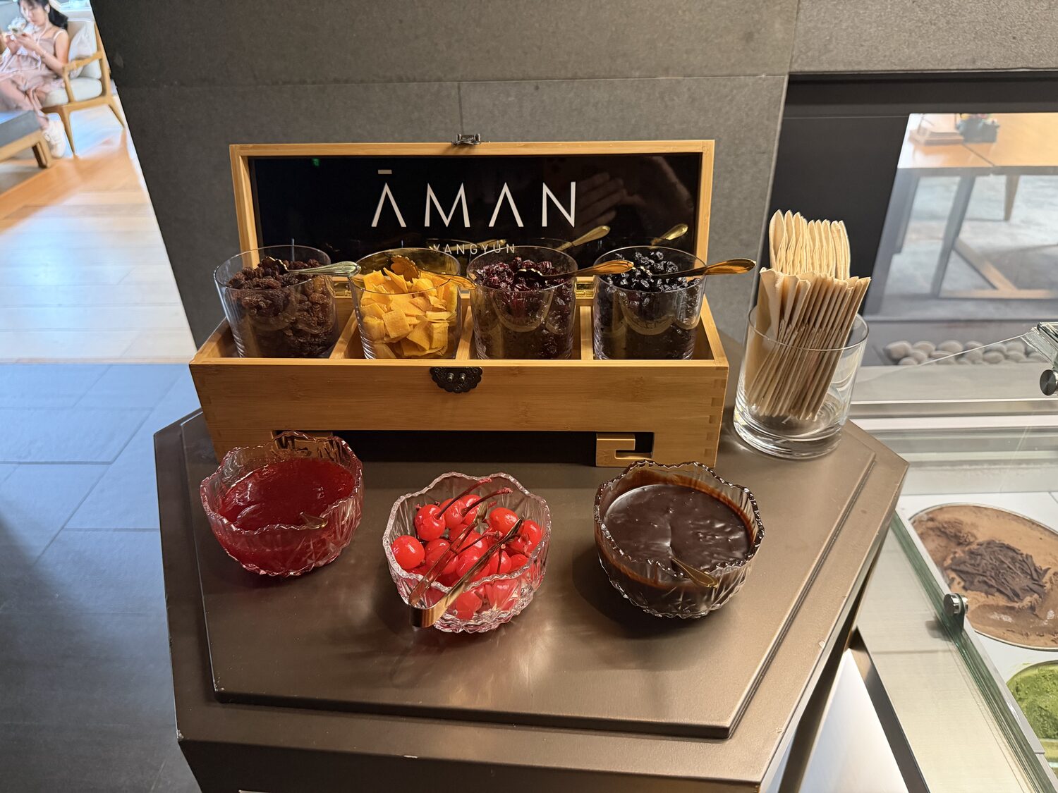 Toppings, in an Aman box.