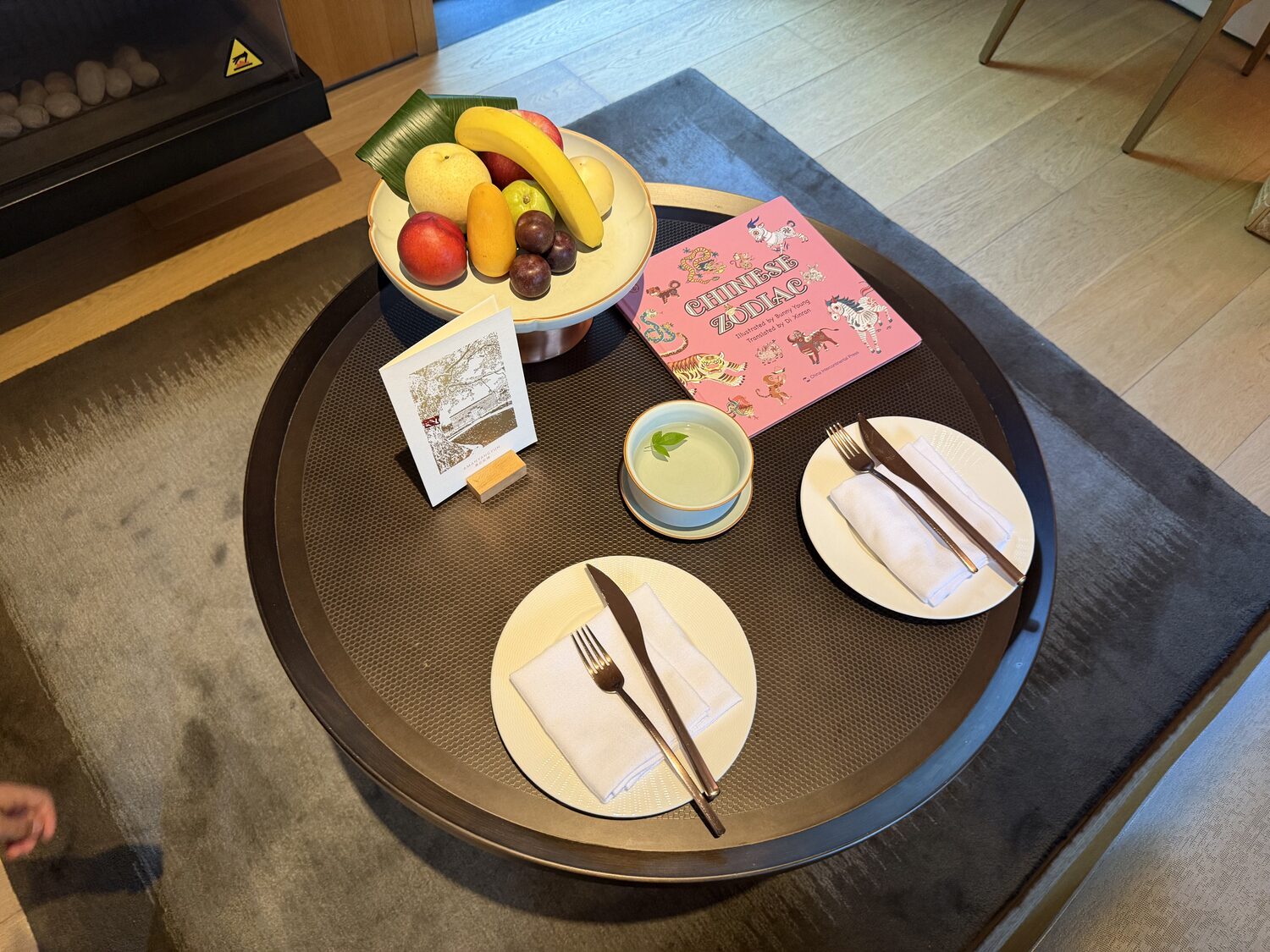 Fruit and a card waiting in the room.